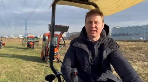 Фронтальный погрузчик с джойстиком и автогоризонтом.