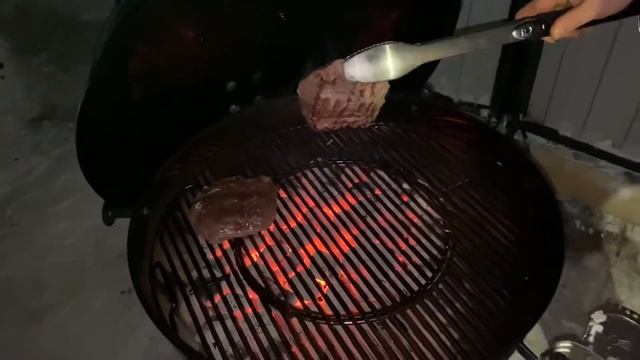 #ПЕЛЬМЕНЬ СТЕЙК НА ГРИЛЕ! ГОТОВИМ НА R2D2! ДЕРЕВЕНСКОЕ МЯСО! смотреть онлайн