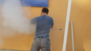 Прорезаем блок под оконный проем  болгаркой диском на 400 мм.