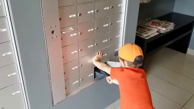 получение обуви по почте, почтальон запихнул посылку с обувью в маленький почтовый ящик смотреть онлайн