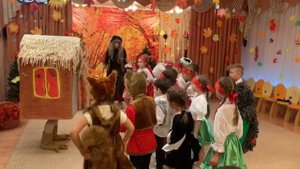Праздник Осени. Подготовительная группа. Фрагмент. Избушка на курьих ножках, танец с детьми