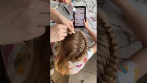 Не сложная прическа на выпускной с распущенными волосами.