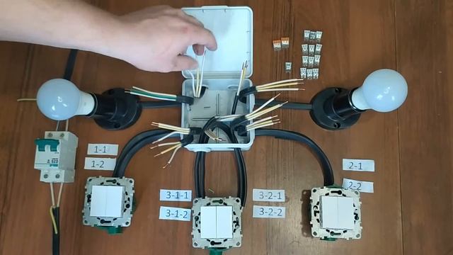 Проходной переключатель двух клавишный работающий с трех мест. Подробный обзор подключения.