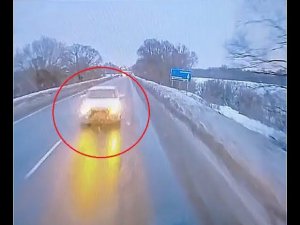 На видео-регистратор автобуса попал сам момент смертельной аварии в Воскресенске, погибла женщина.