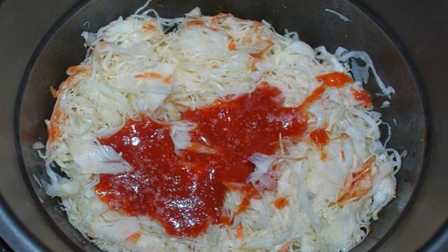Тушеная капуста с сосиской в мультиварке