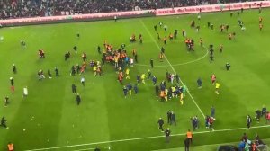 Болельщики турецкого «Трабзонспора» напали на футболистов «Фенербахче»