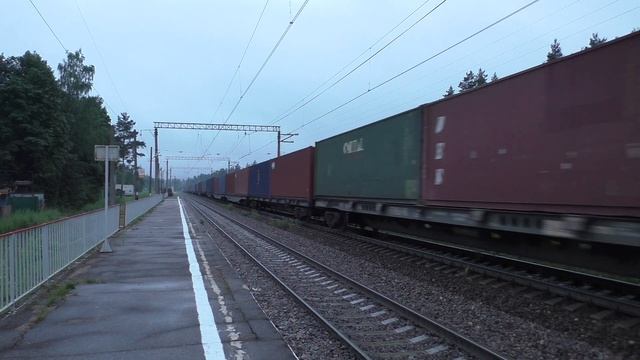 Электровоз ВЛ10У-1021 с контейнерным составом смотреть онлайн