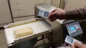 Тестируем упаковку нарезанного сыра на металлодетекторе METALLAR MDC