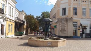 Погода в Крыму теплая и летняя,купальный сезон продолжается.