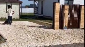 КП Сантория заезд на участок с железной трубой и с щебнем