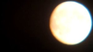 Как выглядит Луна через бинокль. 8 кратное приближение. Снято на смартфон.