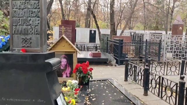 #826.Ваганьковское кладбище/Листьев, Высоцкий,А.Ростоцкий.У кого самый дорогой Памятник??? смотреть онлайн