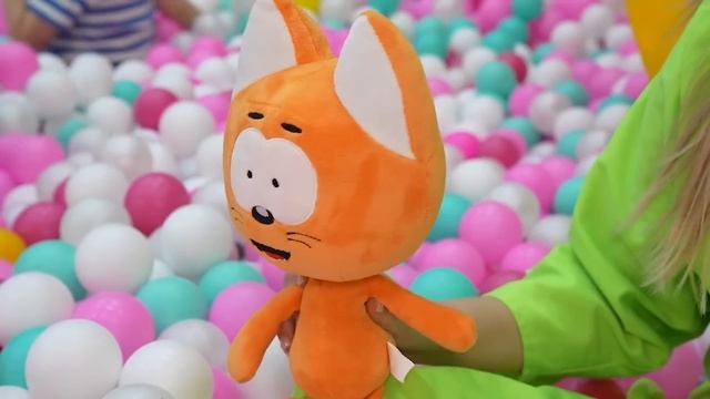 Алиса Шоу - Алиса играет в доктора на детской площадке Тейкабум