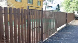 Забор из евроштакетника под дерево в Мытищах