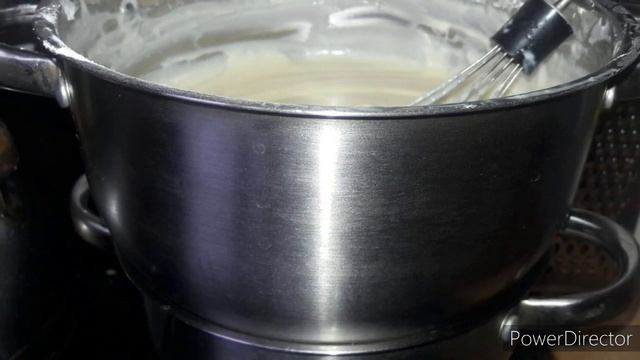 Крем на варёной сметане с  сгущённым молоком..
