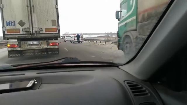 Отсоединившийся от фуры прицеп протаранил микроавтобус смотреть онлайн