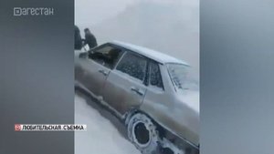 В Цунтинском районе горянки вытащили в гору застрявшую в снегу машину