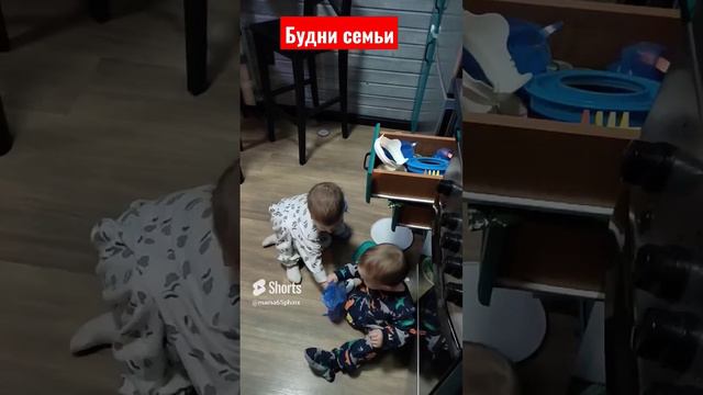Будни семьи, утро мамы и погодок#многодетнаямама #буднимамы #shorts #детипогодки