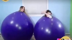 Два шара сели девушку