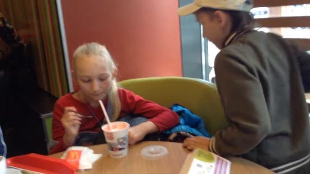 Каникулы с Ларисой Романовой. Играем в глухой телефон смотреть онлайн