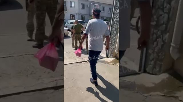 В Одессе местные жители сообщают, что сотрудники военкомата открыли стрельбу в воздух при попытке за