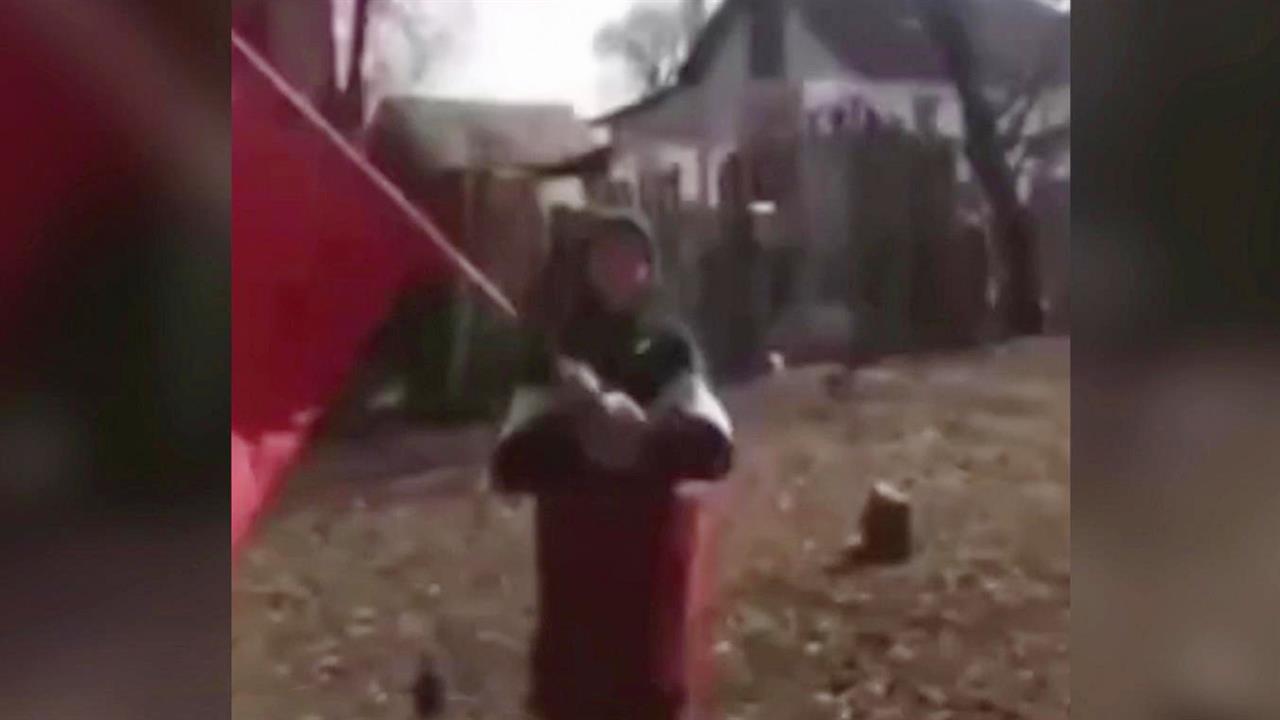 Старики издеваются над молодежью. Подростки избили пенсионера. Подростки избили бабушку. Глумление над дедом. Глумление над дедом.