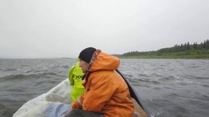 На деревянной лодке по волнам.