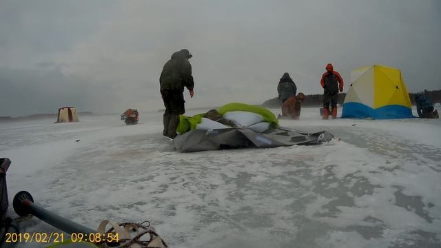 палатка для зимней рыбалки формы куб-сборка в сильный ветер на примере ЛОТОС куб4 термо компакт лон смотреть онлайн