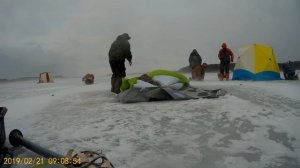 палатка для зимней рыбалки формы куб-сборка в сильный ветер на примере ЛОТОС куб4 термо компакт лон