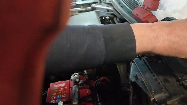 установка плюсовой клеммы на место после проведения работ по восстановлению силового предохранителя смотреть онлайн