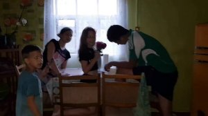 Повели гостей и животных по грибным местам . Вернулись с лисичками , но свинок потеряли в лесу .