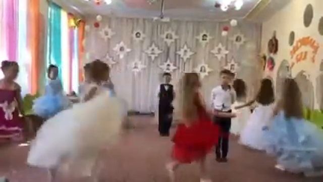 Выпускной вальс когда мало мальчиков