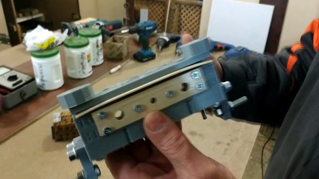 Мебельный кондуктор,с двухсторонним упором, прижимом,под шканты и конфирмат