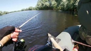 Что можно поймать на спининг в жару?Рыбалка с лодки на озере.
