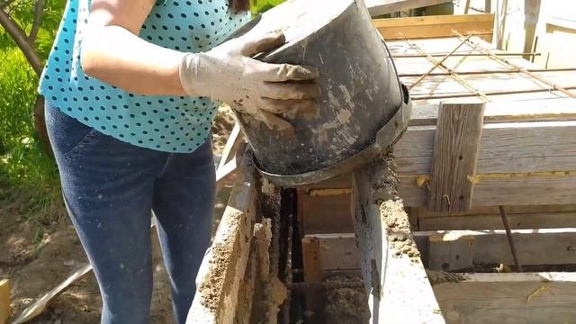 Заливаем бетоном опалубку крыльца. Как замешать бетон.
