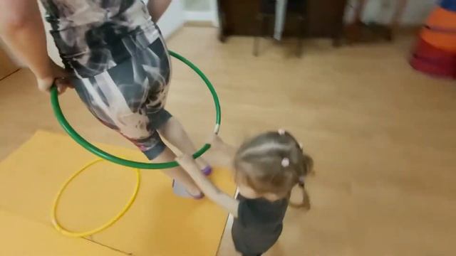 Детская гимнастика для малышей 1.5 лет упражнение с обручем смотреть онлайн