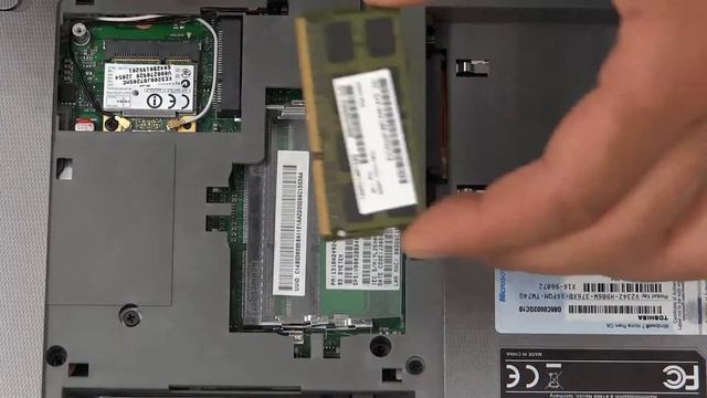 Toshiba Satellite P875 Series: Belleğin Değiştirilmesi смотреть онлайн