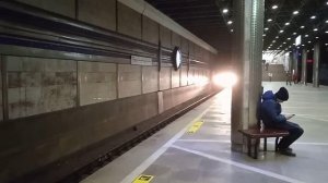 Метро поезд 81-717-714.5м Номерной прибывает на станцию Гагаринская