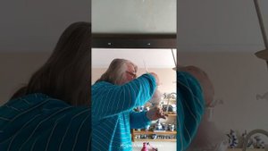 Как я затягиваю плафон у люстры, кагда кисть не лезет внутрь, ну совсем