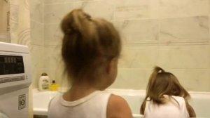 Малышки  открывают и запускают бомбочку для ванн! ?