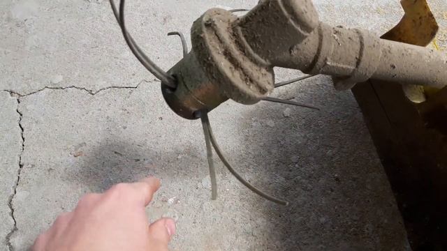 КАК КОСИТ АРМИРОВАННАЯ ЛЕСКА НА СЛОЖНЫХ УЧАСТКАХ ЗЕМЛИ? (МЕЛКИЙ ЩЕБЕНЬ)