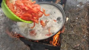 Настоящая уха из лещей на костре