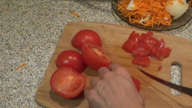 Минтай тушёный с морковью, луком и томатами