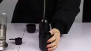 Портативная ручная кофемашина.