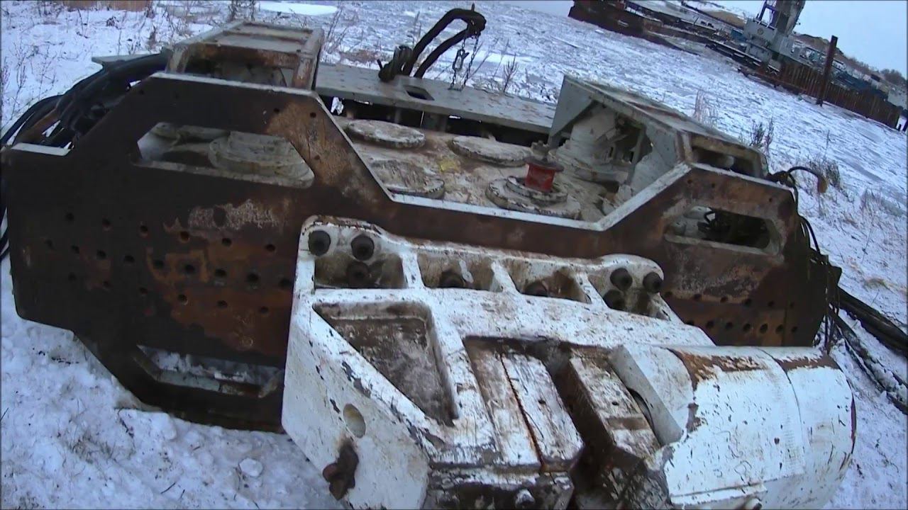 Климовский мост.Работы в портусмотрим на вибропогружательвбитые шпунтыразгрузка песка.