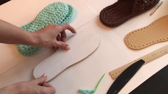 Вязать домашние тапочки крючком из трикотажной пряжи. Работа с резиновой подошвой. С чего начинать.