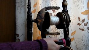 Элементы подготовки деревянной колесной старинной самопрялки к работе