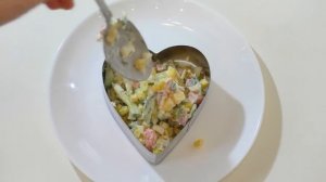 Очень вкусный салат с красной рыбой .