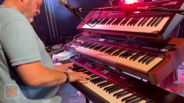 Stage Cam keys - We are the champions (Queen cover) смотреть онлайн