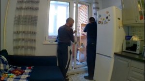 Ремонт балконной двери с устранением продувания и заменой стеклопакета.
